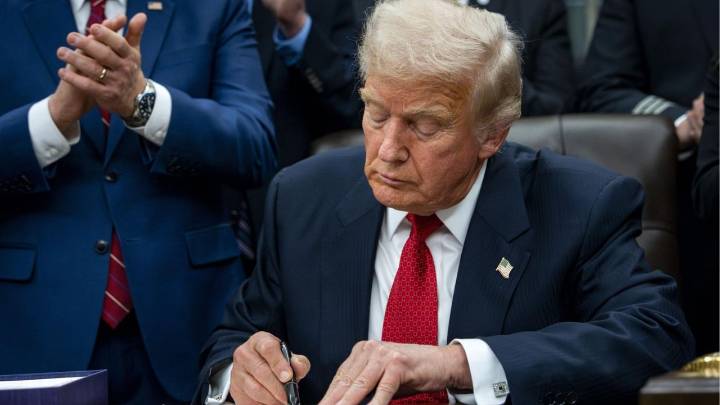 Trump firma la ley que termina con el cierre de Gobierno más largo en EE. UU.