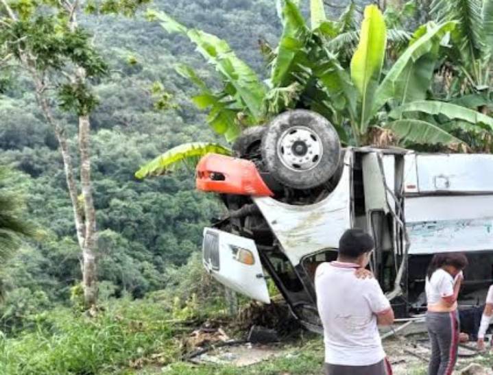 Accidente deja una estudiante de prepa fallecida y 16 menores heridos en Veracruz