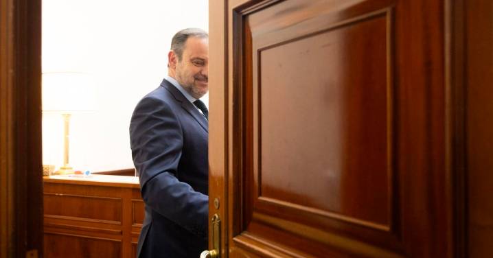 Ábalos critica que Díaz le llame "golfo" y le reta a aclarar qué uso hace de la vivienda oficial en el Ministerio