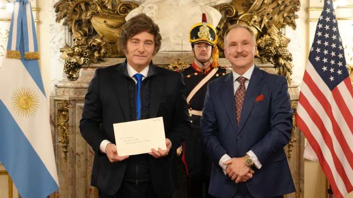 A horas de su 14º viaje a Estados Unidos, Milei recibió al nuevo embajador