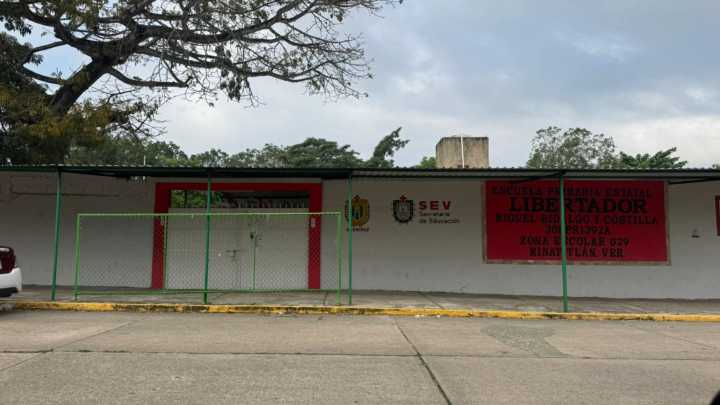 Dejan Cartulina con Amenazas Afuera de Escuela Primaria en Minatitlán, Veracruz
