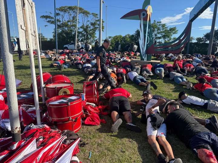 Independiente. Bebote Álvarez fue a combatir a la barra “oficial” para volver a liderar la tribuna: quedó detenido con 214 secuaces