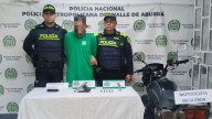 ¡No era repartidor, era delincuente! Capturan en Medellín a hombre con pistola y silenciador en plena vía de Laureles