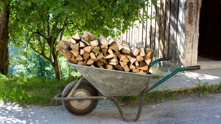 3 Types Of Wheelbarrows In Your Garden (& What They Work Best For)
