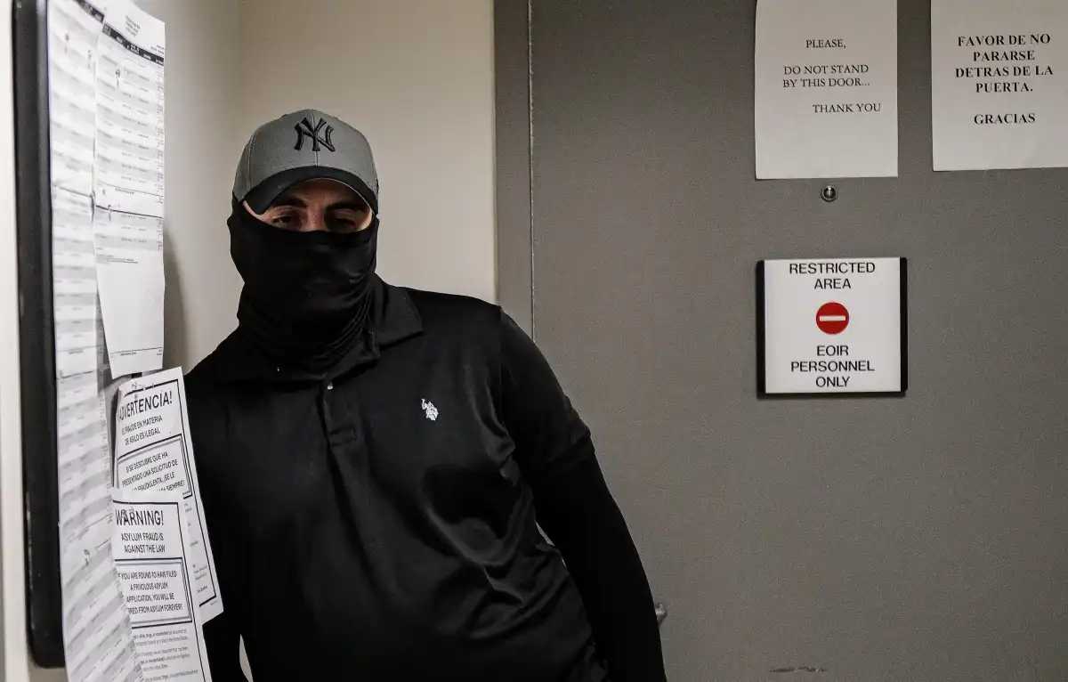 Un agente de la NYPD se declara no culpable de hacerse pasar por agente de ICE