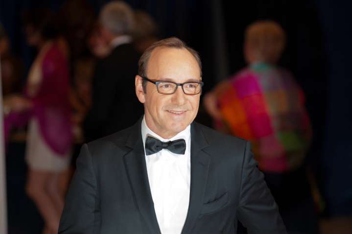 Revela Kevin Spacey que vive sin hogar tras escándalo sexual