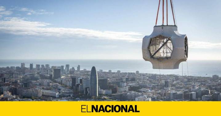 La torre de Jesucristo de la Sagrada Família crece: colocado el núcleo de la cruz que la debe coronar