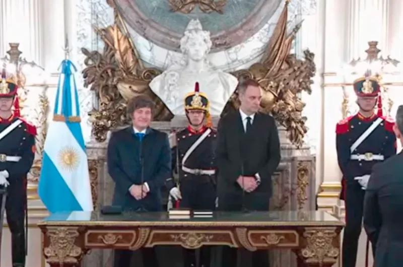 Javier Milei tomó juramento a Manuel Adorni como nuevo jefe de Gabinete: "Con todo eh", arengó el Presidente