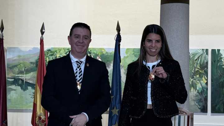Alba Redondo vuelve a hacer historia al ser la primera mujer en recibir la Medalla de Oro, Honor y Gratitud de la provincia de Albacete