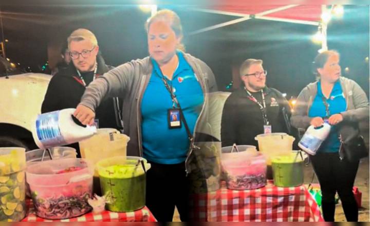 Indignación en EE.UU.: trabajadora del ayuntamiento lanza lejía a comida de una familia latina que vendía en la calle