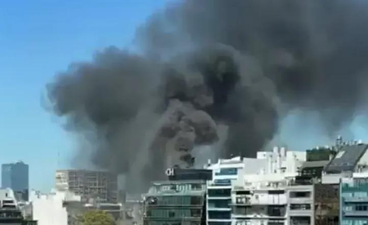 Evacuaron a más de 200 personas por un impactante incendio en el edificio de Zurich en Retiro