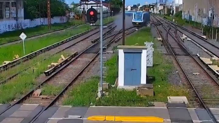 El video con el momento exacto en el que descarriló una formación del Tren Sarmiento