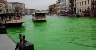 Tiñen de verde el canal de Venecia por protesta climática