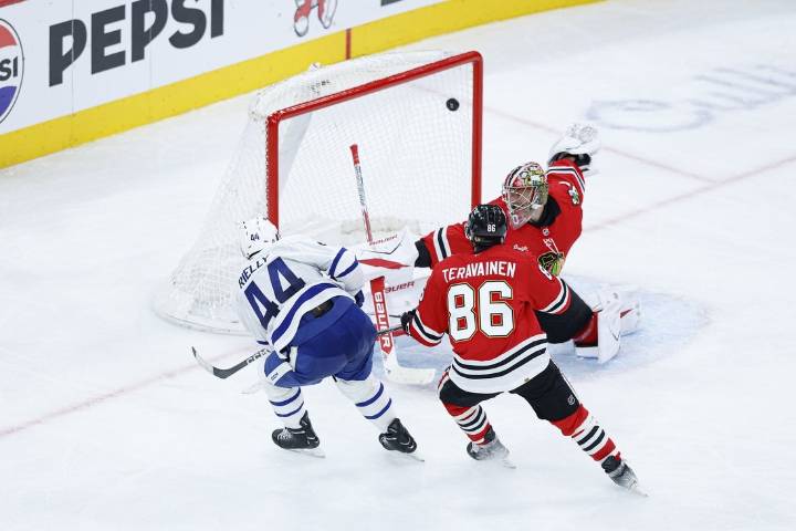 Deadspin | Colton Dach scores decider as Blackhawks edge past Maple Leafs