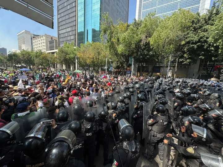 Sin llegar al Zócalo concluye reducida marcha de la ‘Generación Z’; en UNAM los desairan