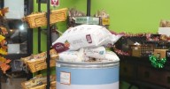 As government shutdown continues, Folsom pet store steps up with pet food drive