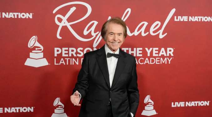 ¡Un tributo inolvidable! Raphael deslumbró en el Latin Grammy 2025 con un emotivo homenaje.