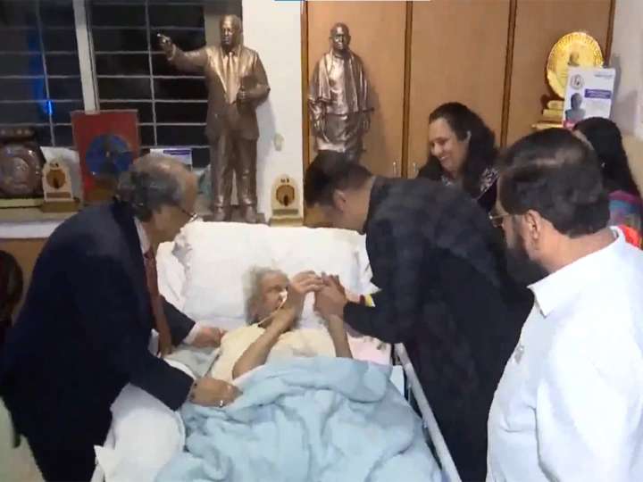 Maharashtra Bhushan Award given to Ram V Sutar