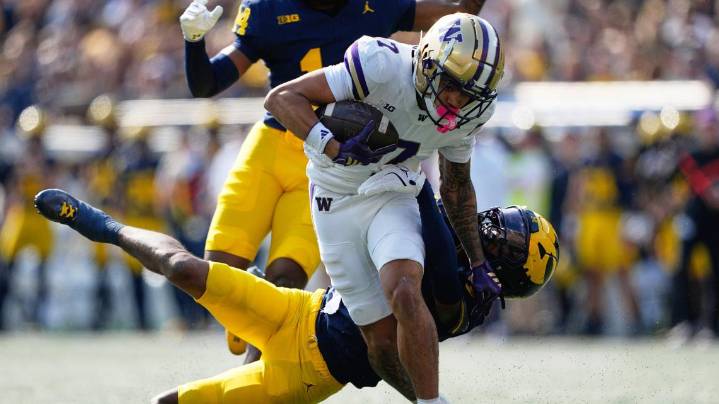 Washington WR Raiden Vines-Bright leaves game in ambulance after taking big hit against Purdue