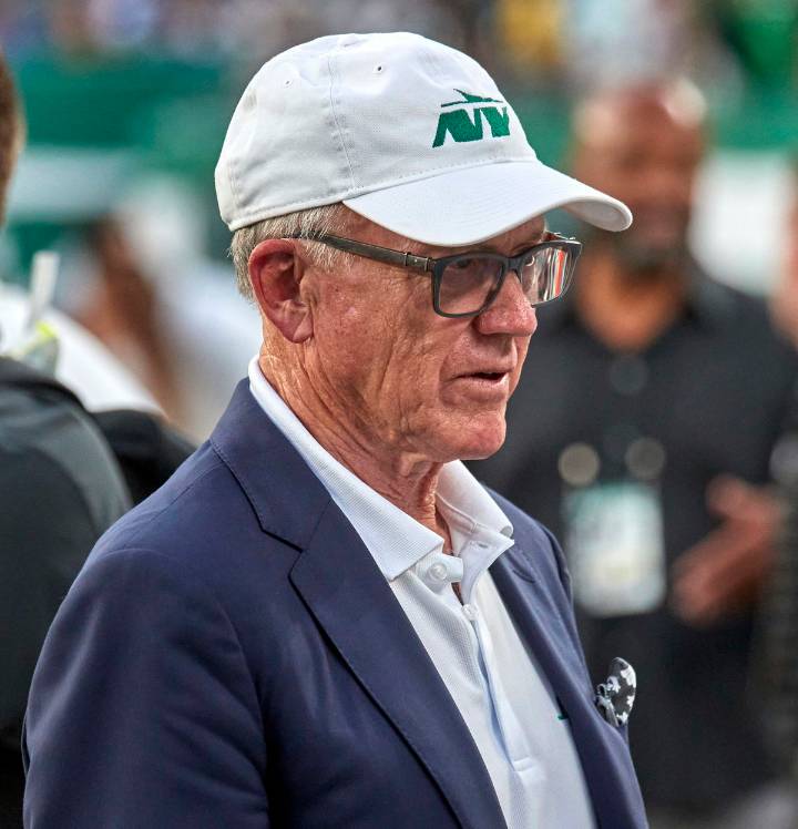 Ex-Chiefs QB Calls Out 32 Teams’ Stingy Decisions After Owners File Grievance Against NFLPA Former Chiefs quarterback reignites the turf vs grass war as the NFLPA hits back at the NFL owners after the