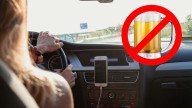 Me estoy tomando UNA cerveza: Bajan a mujer de taxi por ingerir bebidas alcohólicas a bordo