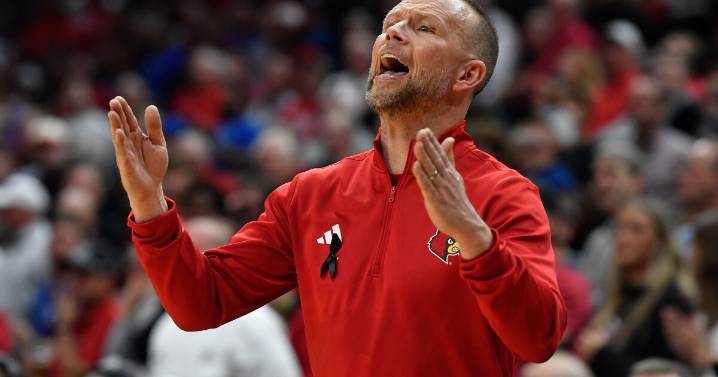 Pat Kelsey shows up with splinted finger after curtain snag in postgame celebration