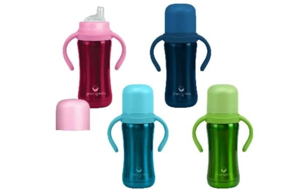 Sí, es necesario limpiar la botella de agua. Aquí te explicamos por qué y cómo