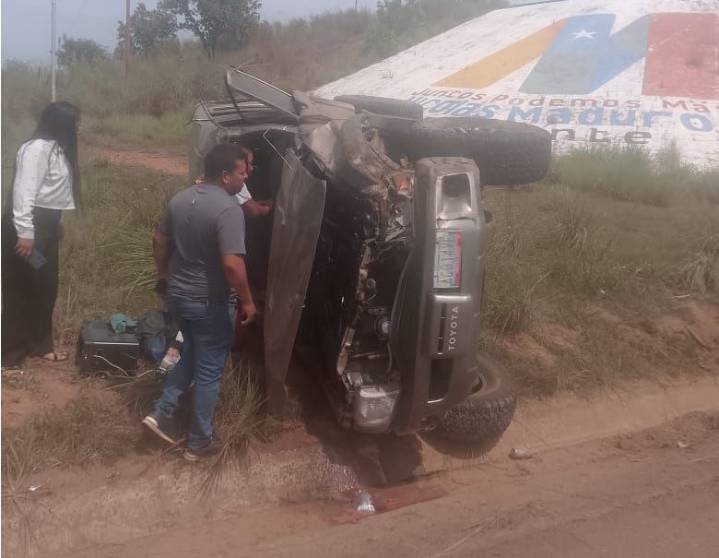 Fallece una persona y otra resulta herida en vuelco de vehículo...