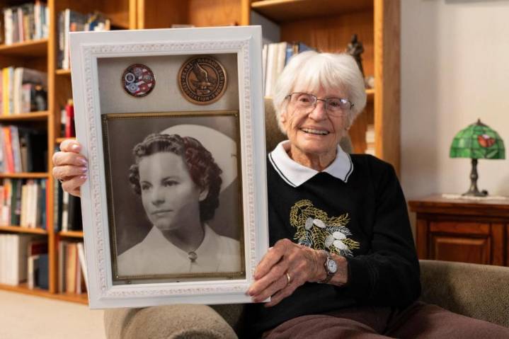 WWII nurses who dodged bullets, saved lives deserve honor, lawmakers say