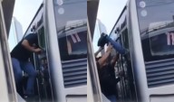 Captan a pasajeros del Metropolitano entrando por las ventanas del bus