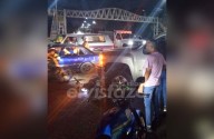 Silverado y moto colisionan en el semáforo del hospital dejando dos lesionados