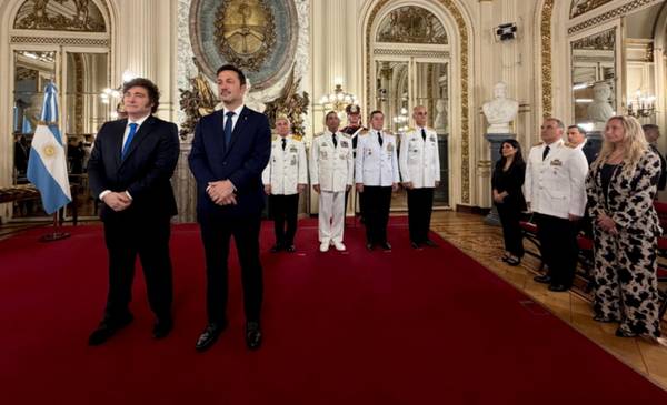 Milei encabezó la entrega de sables y diplomas a oficiales de las Fuerzas Armadas