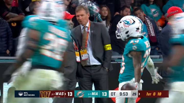 Jack Jones, jugador de los Dolphins, homenajea a Cristiano Ronaldo en el Bernabéu durante el 'Madrid Game'