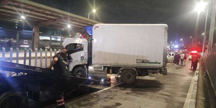 Volcamiento de camión colapsa la movilidad en el occidente de Bogotá: así se encuentra el tránsito en la calle 26