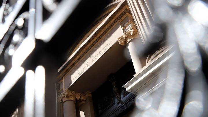 Economía estira plazos de la deuda en pesos: ¿paso previo para iniciar la compra de reservas?