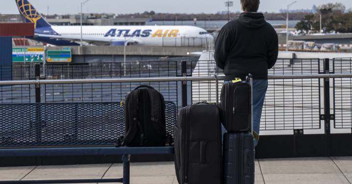 Más de 800 vuelos cancelados en EE.UU. en inédita reducción de tráfico por cierre de gobierno