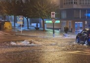 Las fuertes lluvias inundan las calles del centro de Avilés