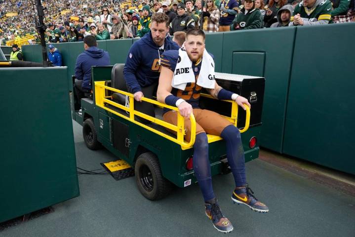 Packers star tight end Tucker Kraft carted into locker room with knee injury