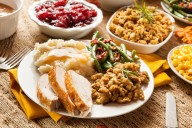 Where are free Thanksgiving meal events taking place in Evansville?