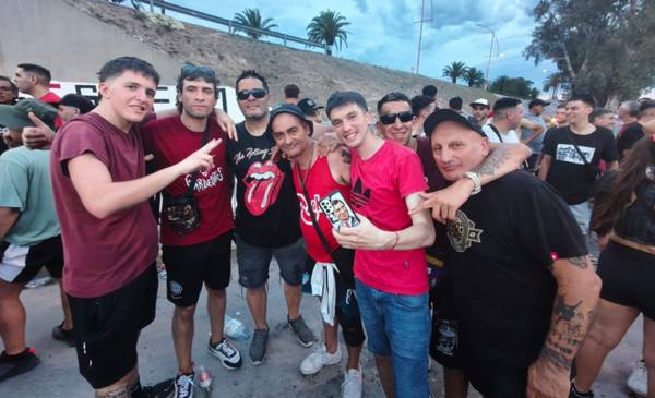 VIDEOS.- Cacheo ultra riguroso y destrato a los hinchas en Santiago del Estero