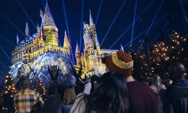 Universal inicia temporada navideña en Florida con actividades de Harry Potter y El Grinch