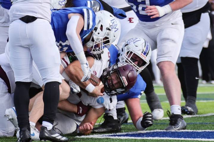 College Football: Nabb scores 4 TDs as Eastern wins D3 Tournament debut