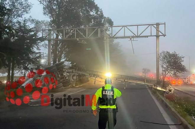 Volcadura de tráiler deja un hombre prensado en la Toluca