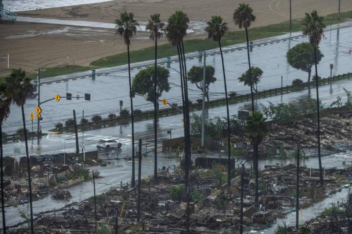 Río atmosférico azota sur de California; genera riesgo de inundación en zonas dañadas por incendios