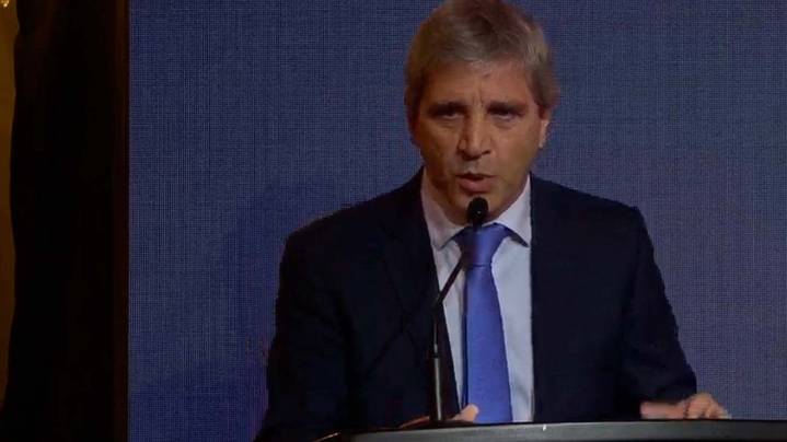 Luis Caputo defendió las bandas para el dólar