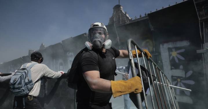 Marcha de ‘Generación Z’ México termina con disturbios en el Zócalo; retiran vallas de Palacio Nacional