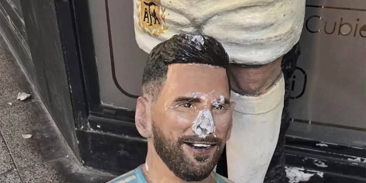 Destrozaron una estatua de Messi en Mar del Plata