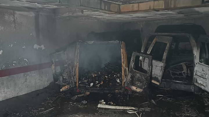 Un aparatoso incendio en el Oliver se salda con una vivienda y cinco furgonetas calcinadas
