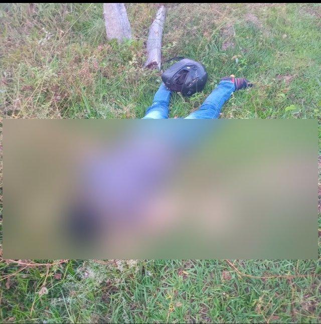 FATAL ACCIDENTE EN LA VÍA PORE A TRINIDAD: MOTOCICLISTA «VOLÓ» POR ENCIMA DE CERCA Y DEJÓ PLACA EN EL ALAMBRE