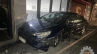 Un conductor ebrio destroza un portal y dos bolardos en una localidad de Navarra tras empotrarse con su coche